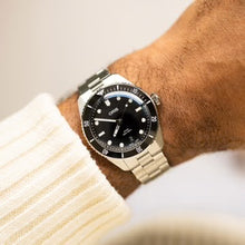 Load image into Gallery viewer, Oris Divers Date 39mm – Black Dial on Stainless Steel Bracelet
